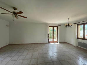 Villa en Location à St-zacharie / 4 pièces 90m2